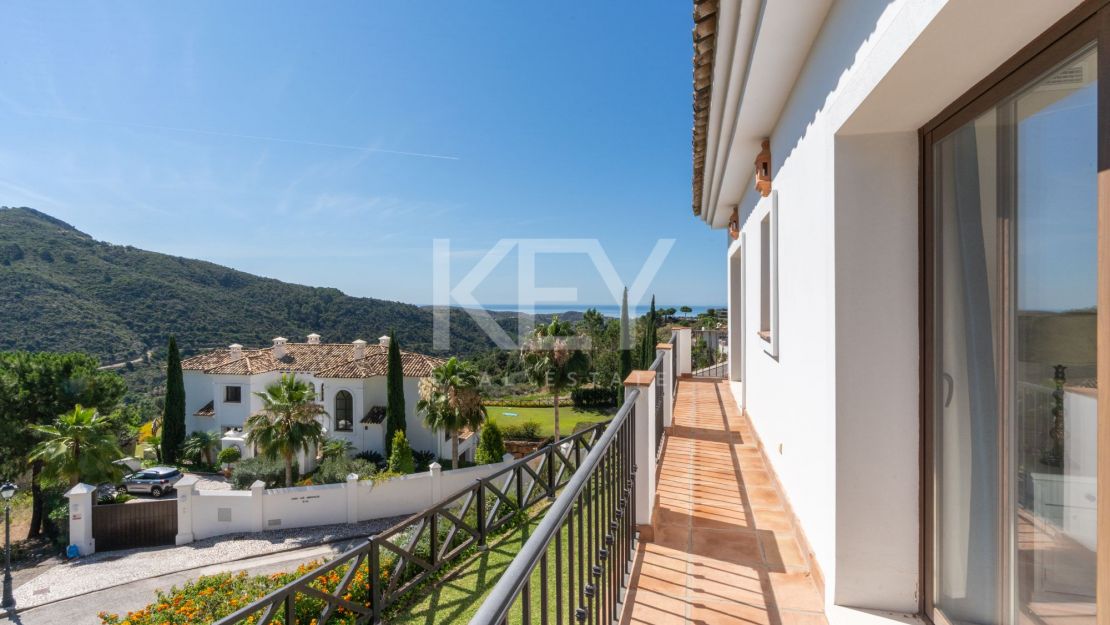 Stunning sea and mountain views villa for sale in Benahavis