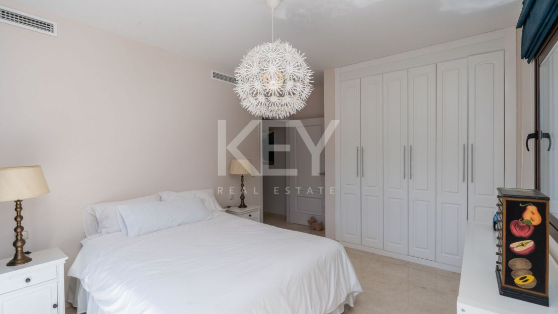 Stunning sea and mountain views villa for sale in Benahavis