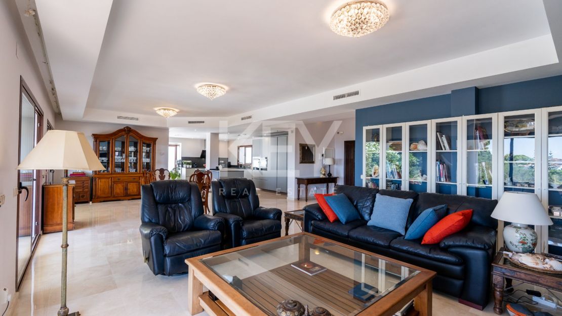 Stunning sea and mountain views villa for sale in Benahavis