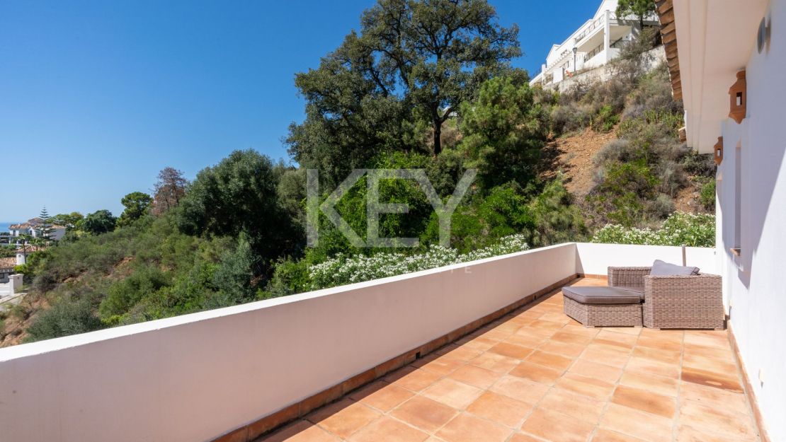 Stunning sea and mountain views villa for sale in Benahavis