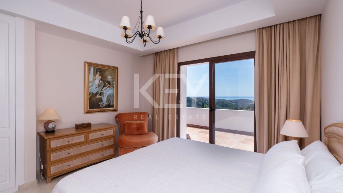 Stunning sea and mountain views villa for sale in Benahavis