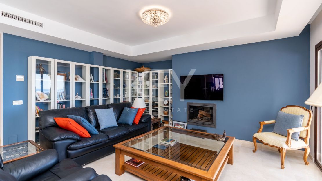 Stunning sea and mountain views villa for sale in Benahavis