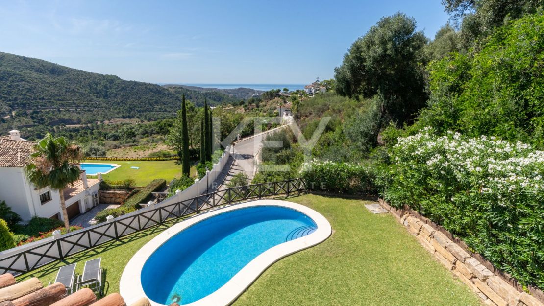 Stunning sea and mountain views villa for sale in Benahavis