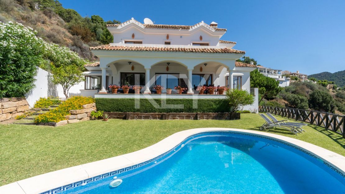 Stunning sea and mountain views villa for sale in Benahavis