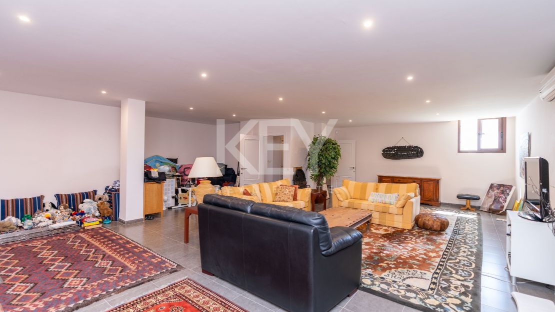 Stunning sea and mountain views villa for sale in Benahavis