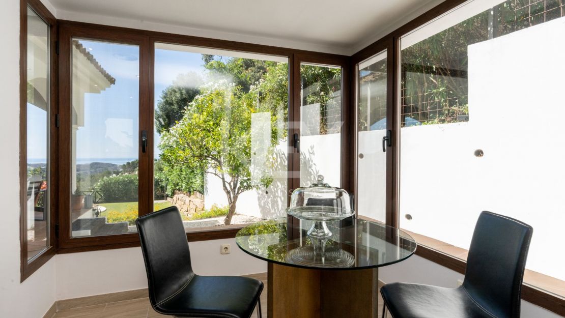 Stunning sea and mountain views villa for sale in Benahavis