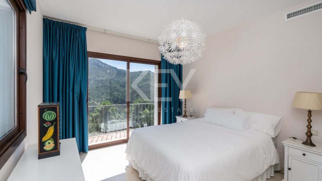 Stunning sea and mountain views villa for sale in Benahavis