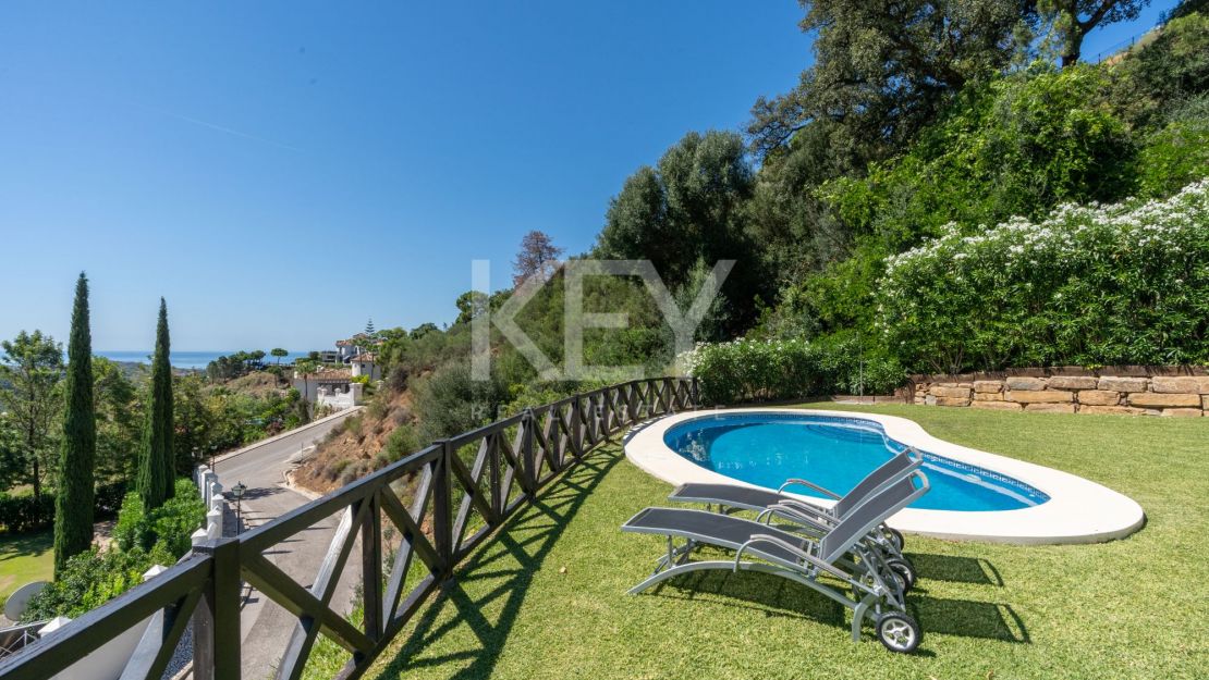 Stunning sea and mountain views villa for sale in Benahavis