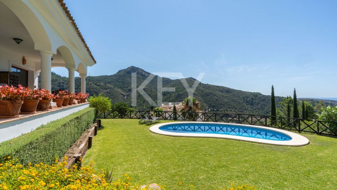 Stunning sea and mountain views villa for sale in Benahavis