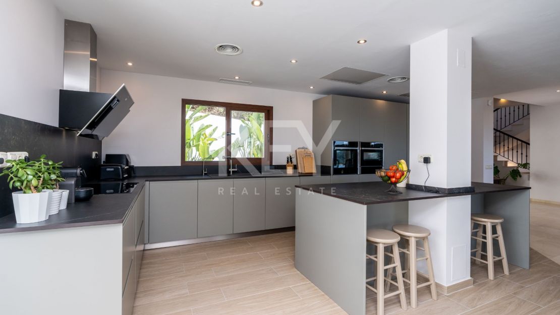 Stunning sea and mountain views villa for sale in Benahavis