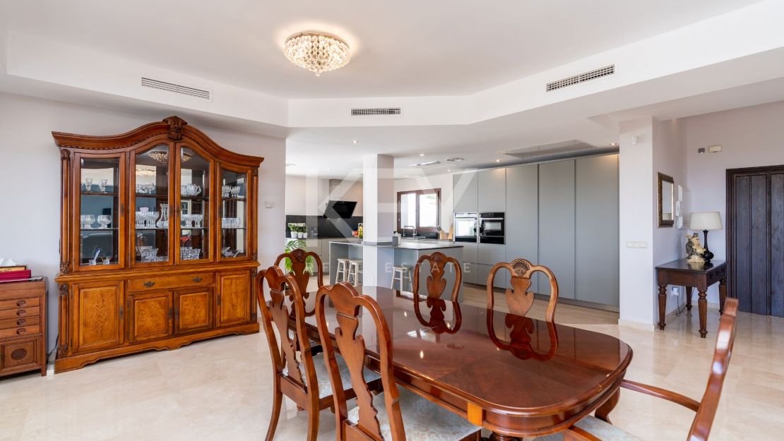 Stunning sea and mountain views villa for sale in Benahavis