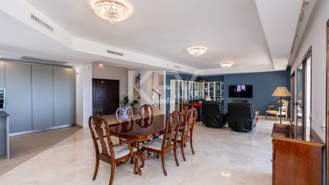 Stunning sea and mountain views villa for sale in Benahavis