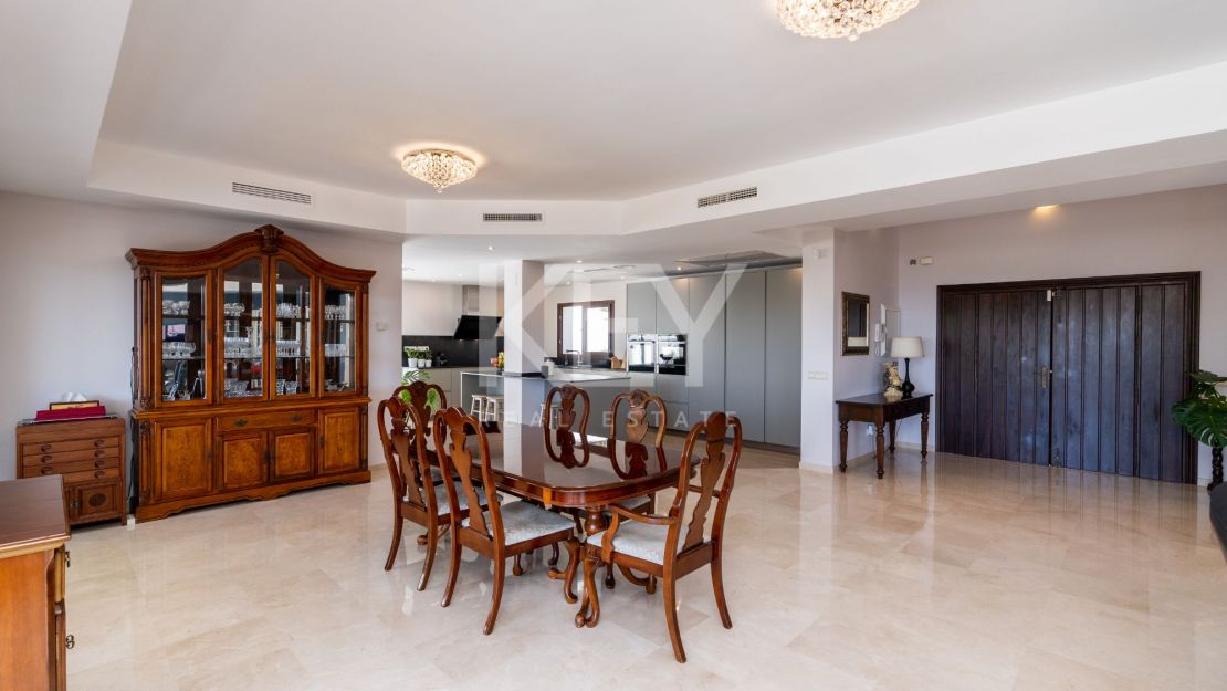 Stunning sea and mountain views villa for sale in Benahavis