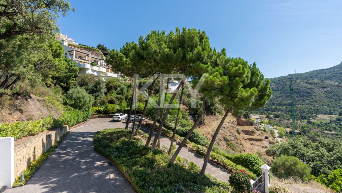Stunning sea and mountain views villa for sale in Benahavis