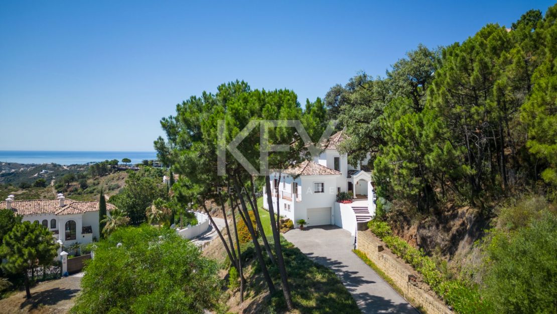 Stunning sea and mountain views villa for sale in Benahavis