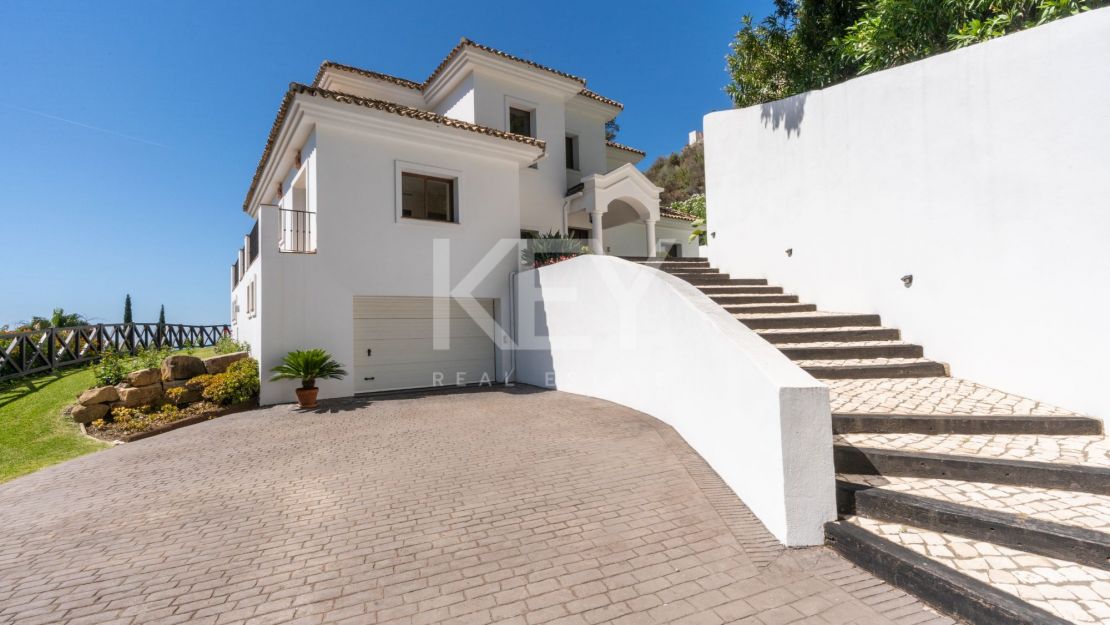 Stunning sea and mountain views villa for sale in Benahavis