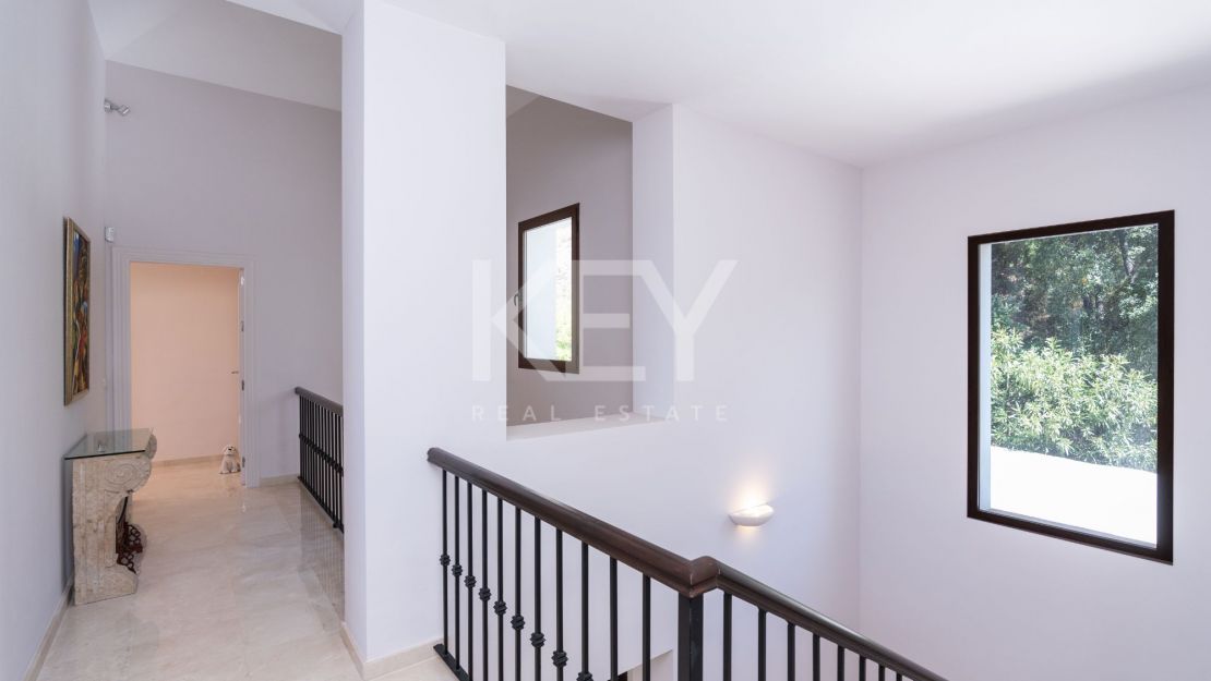 Stunning sea and mountain views villa for sale in Benahavis