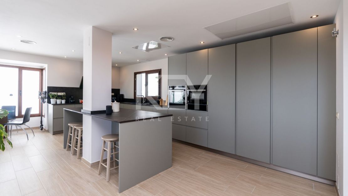 Stunning sea and mountain views villa for sale in Benahavis