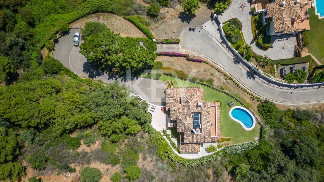 Stunning sea and mountain views villa for sale in Benahavis