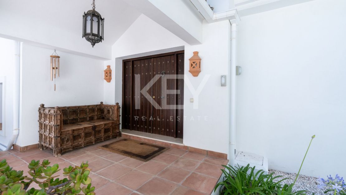 Stunning sea and mountain views villa for sale in Benahavis