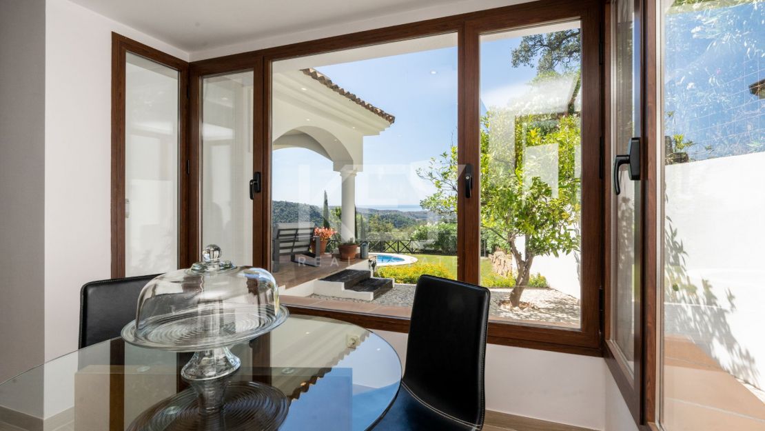 Stunning sea and mountain views villa for sale in Benahavis