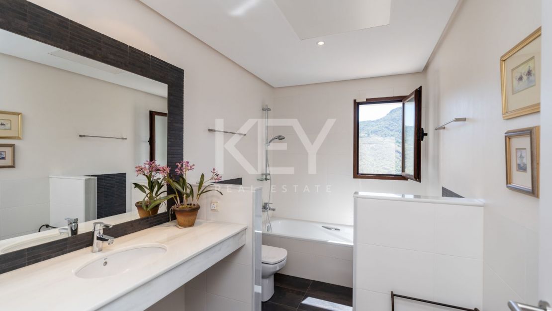 Stunning sea and mountain views villa for sale in Benahavis
