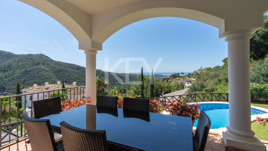 Stunning sea and mountain views villa for sale in Benahavis