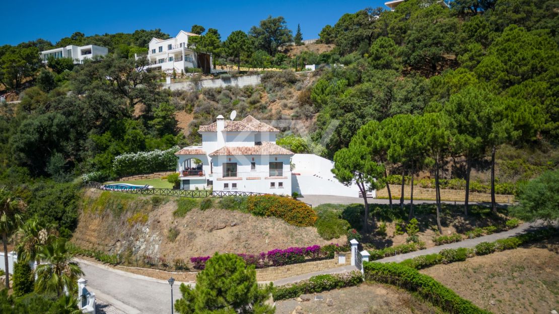 Stunning sea and mountain views villa for sale in Benahavis