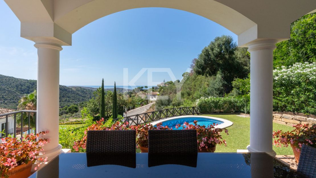 Stunning sea and mountain views villa for sale in Benahavis