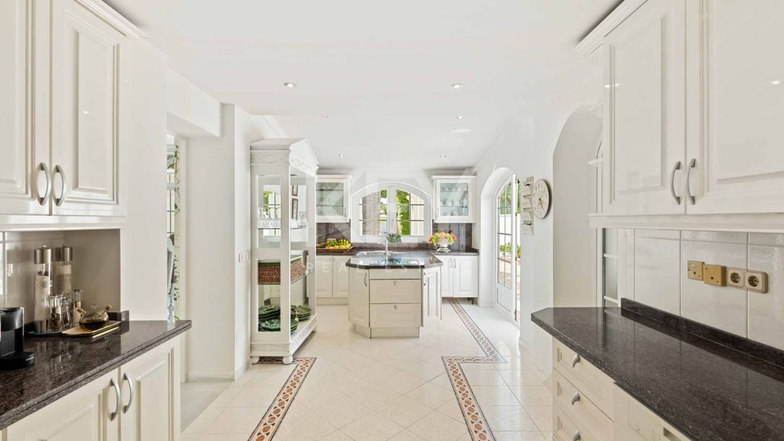 Perfect beachside villa for rent in Los Monteros, Marbella