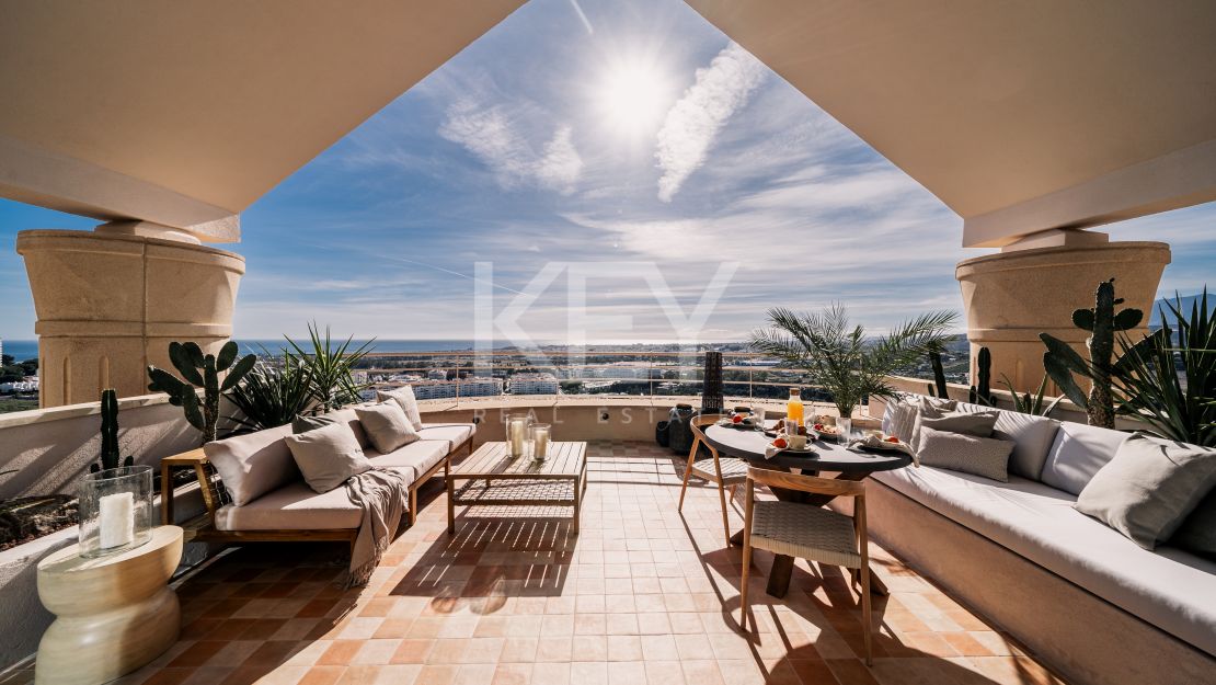 Impresionante ático dúplex con vistas al mar y al golf en venta en Magna Marbella