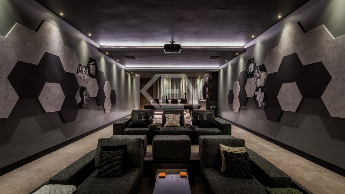 Elegant and stylish villa for sale inside the golf resort in Los Flamingos, Benahavis