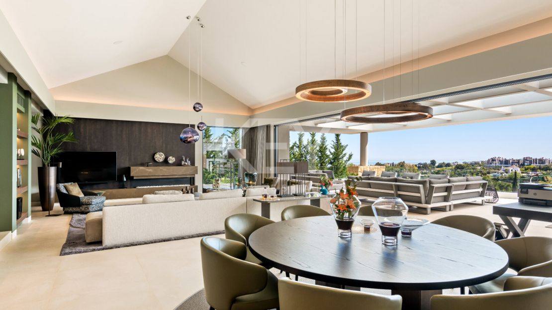 Elegant and stylish villa for sale inside the golf resort in Los Flamingos, Benahavis