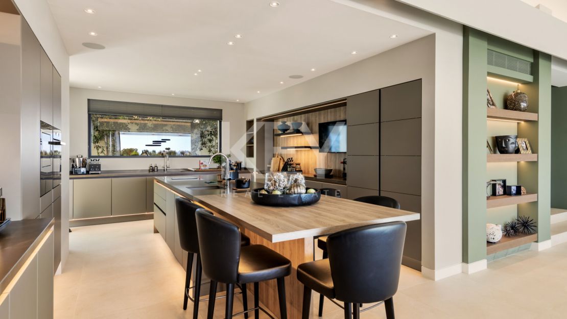 Elegant and stylish villa for sale inside the golf resort in Los Flamingos, Benahavis