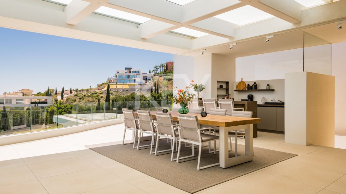 Elegant and stylish villa for sale inside the golf resort in Los Flamingos, Benahavis