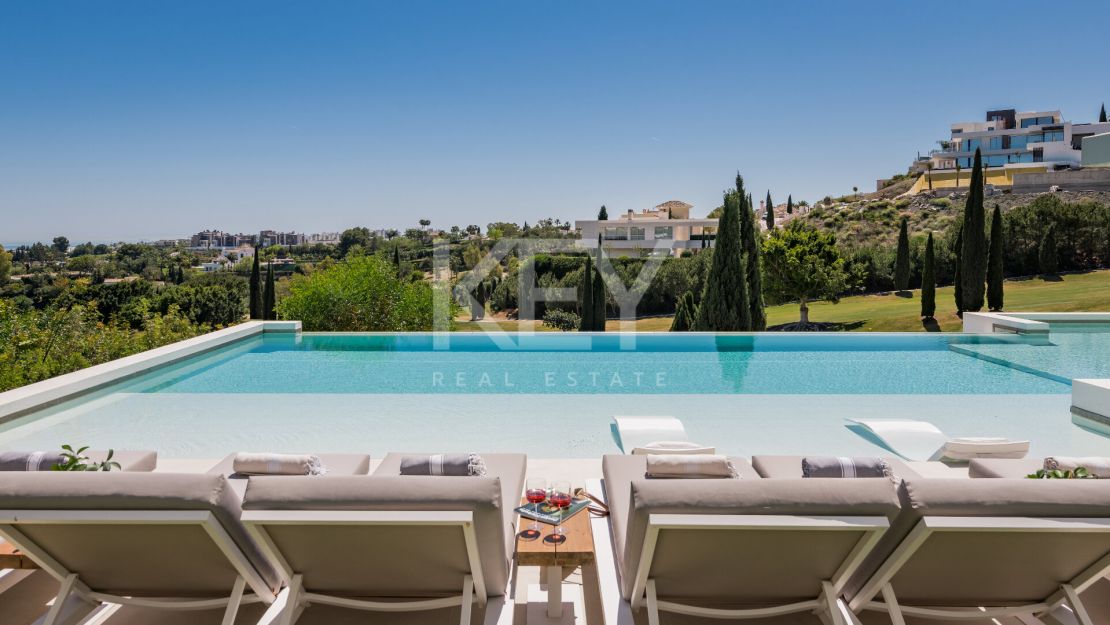 Elegant and stylish villa for sale inside the golf resort in Los Flamingos, Benahavis