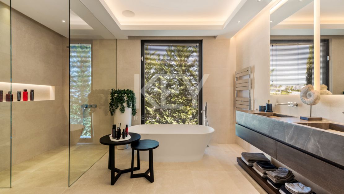 Elegant and stylish villa for sale inside the golf resort in Los Flamingos, Benahavis