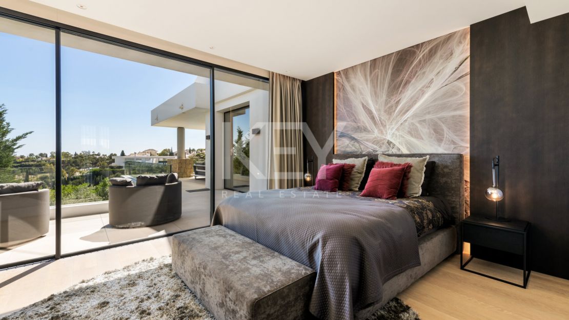 Elegant and stylish villa for sale inside the golf resort in Los Flamingos, Benahavis