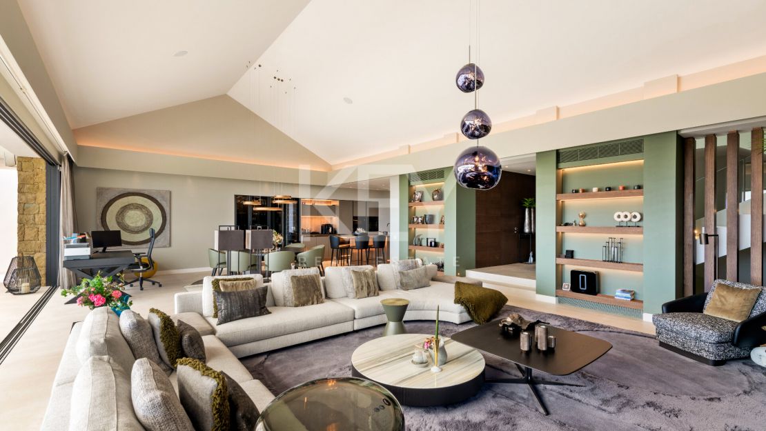 Elegant and stylish villa for sale inside the golf resort in Los Flamingos, Benahavis