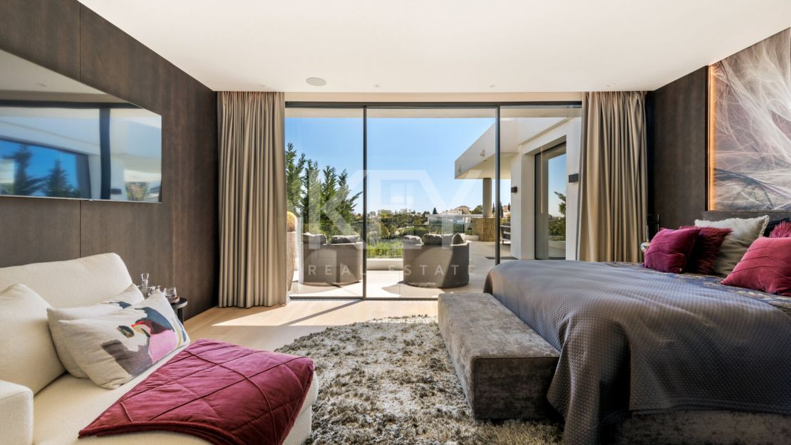 Elegant and stylish villa for sale inside the golf resort in Los Flamingos, Benahavis
