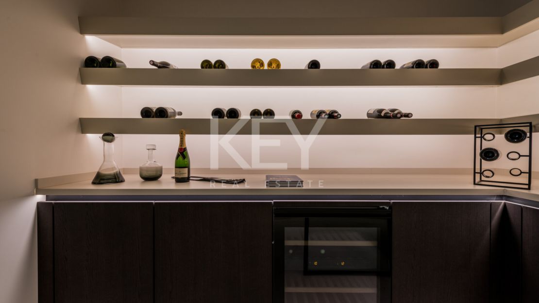 Elegant and stylish villa for sale inside the golf resort in Los Flamingos, Benahavis