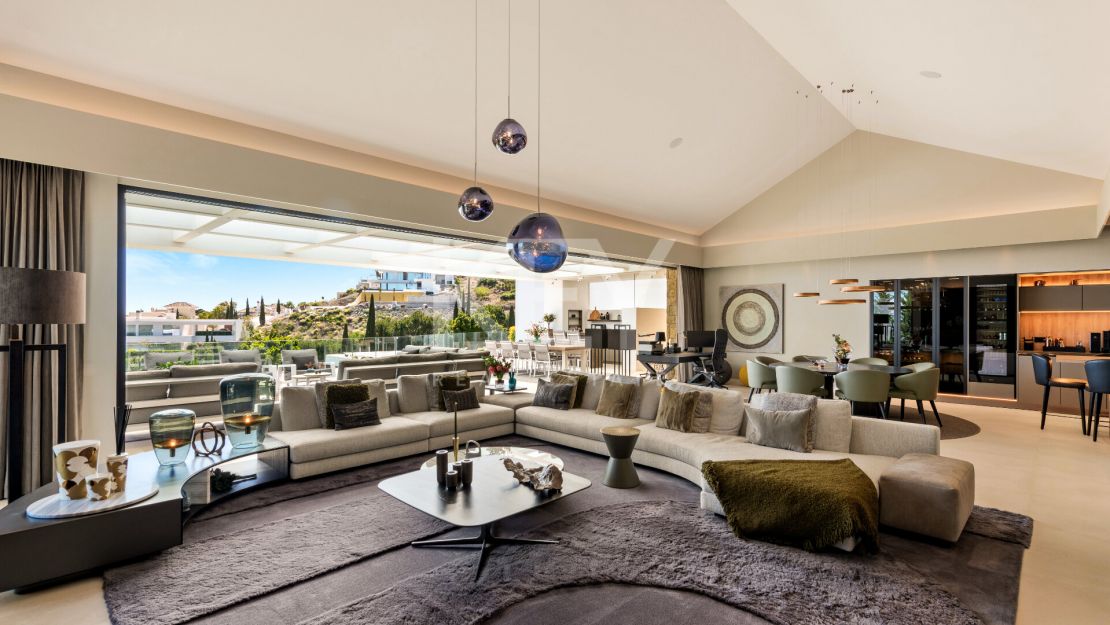 Elegant and stylish villa for sale inside the golf resort in Los Flamingos, Benahavis