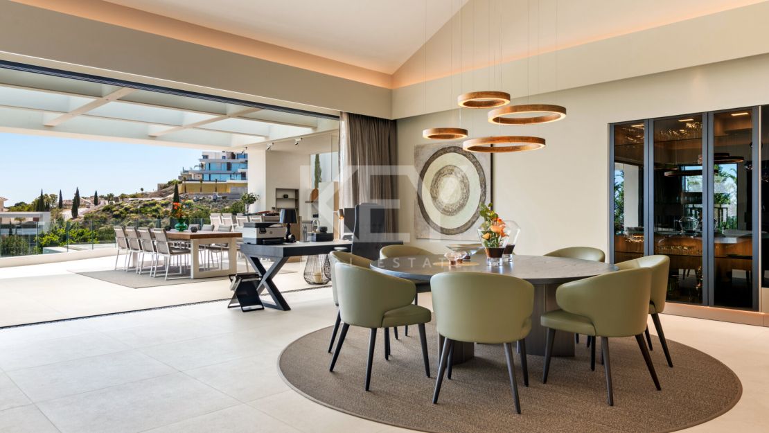 Elegant and stylish villa for sale inside the golf resort in Los Flamingos, Benahavis
