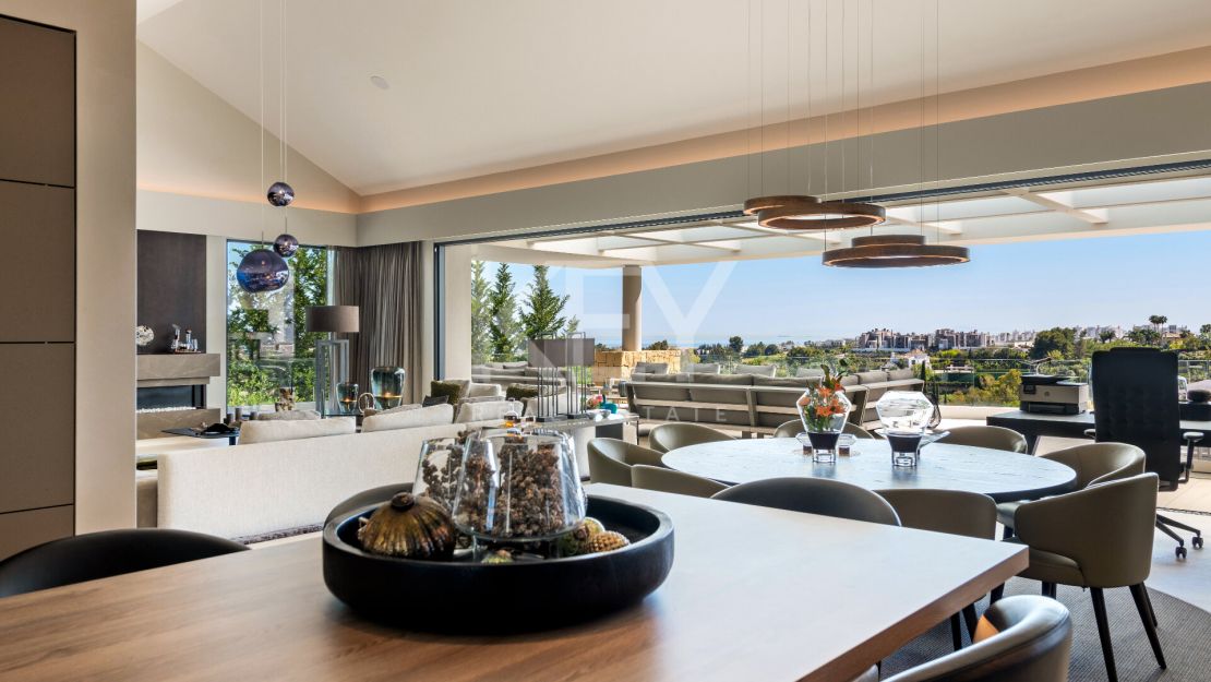 Elegant and stylish villa for sale inside the golf resort in Los Flamingos, Benahavis