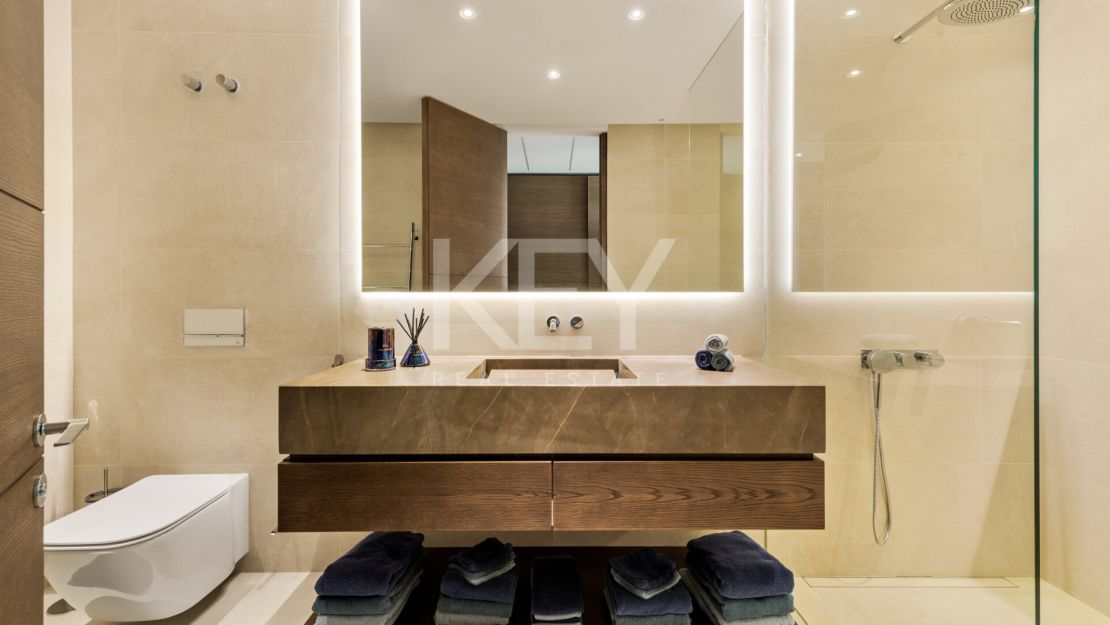 Elegant and stylish villa for sale inside the golf resort in Los Flamingos, Benahavis