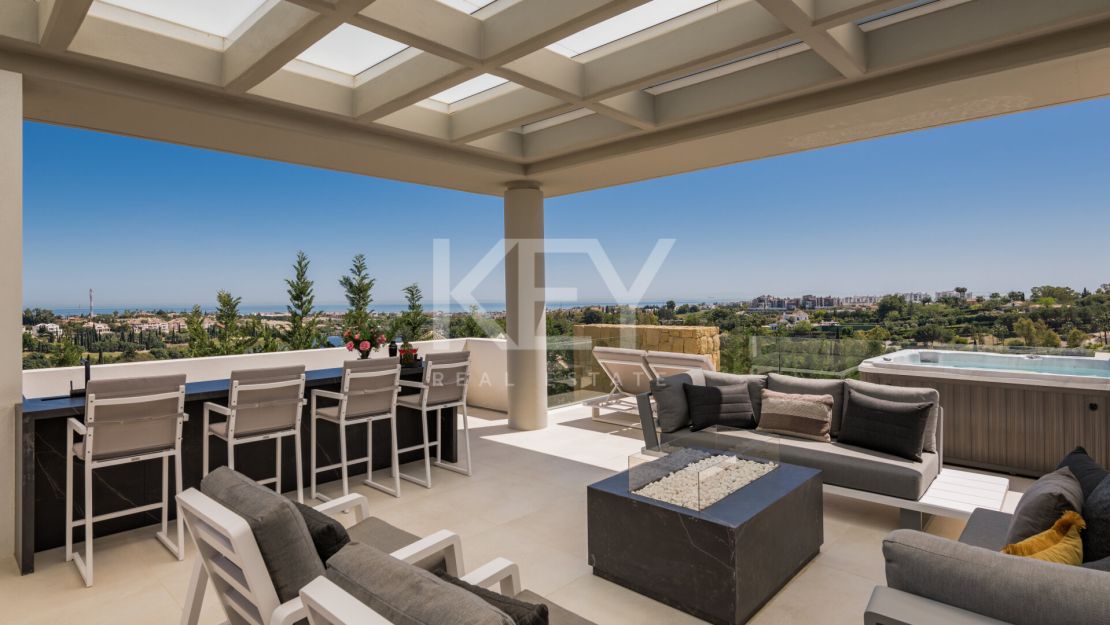 Elegant and stylish villa for sale inside the golf resort in Los Flamingos, Benahavis