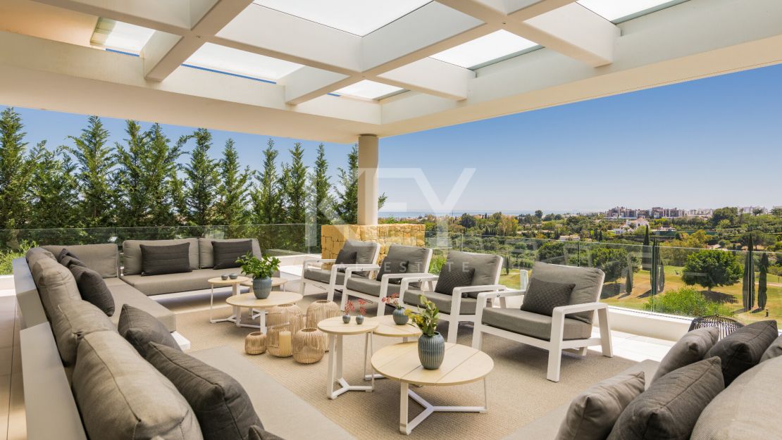 Elegant and stylish villa for sale inside the golf resort in Los Flamingos, Benahavis