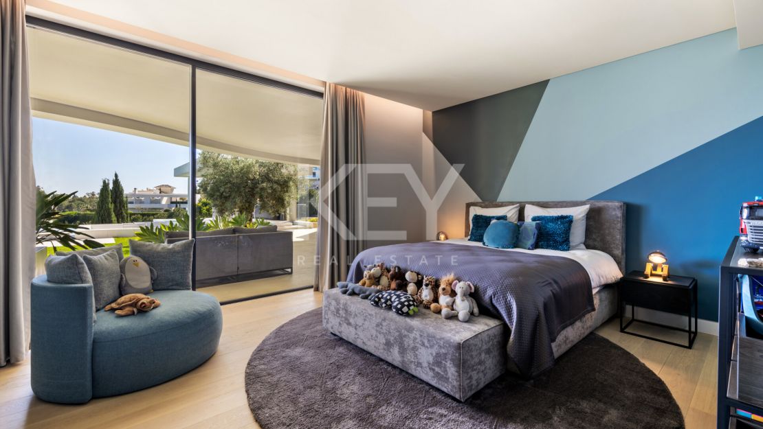 Elegant and stylish villa for sale inside the golf resort in Los Flamingos, Benahavis