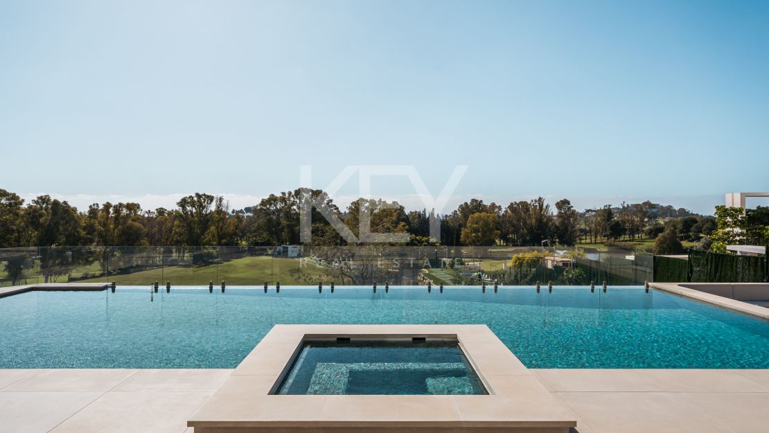Exceptional villa for sale in a gated community in La Alqueria, Benahavis