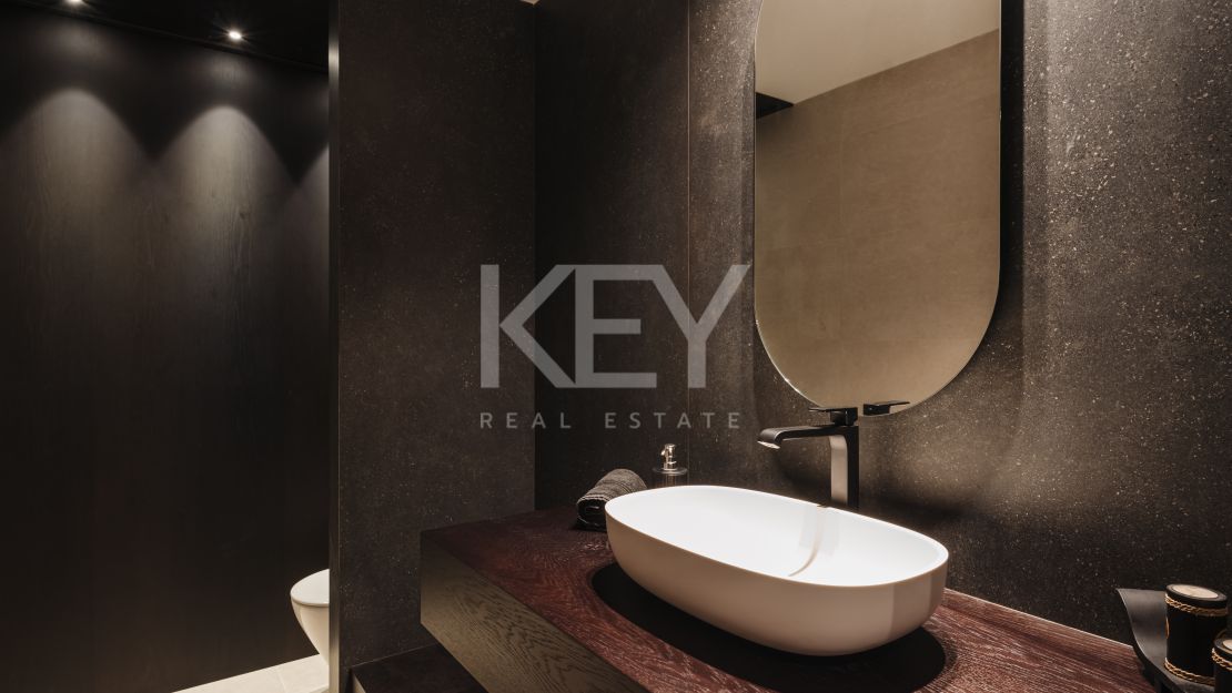 Exceptional villa for sale in a gated community in La Alqueria, Benahavis